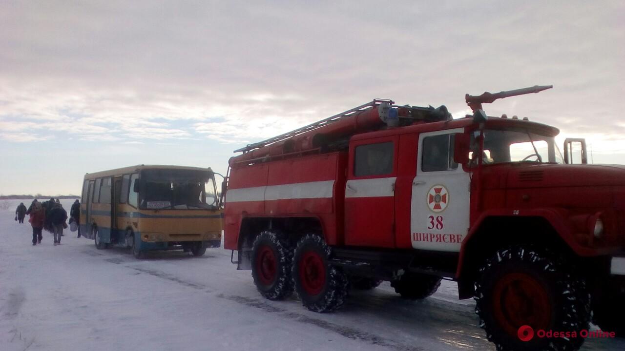 Одесская область: спасатели вытащили рейсовый автобус из снежного заноса