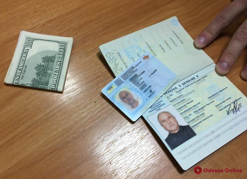В Одесском аэропорту узбек пытался подкупить пограничников