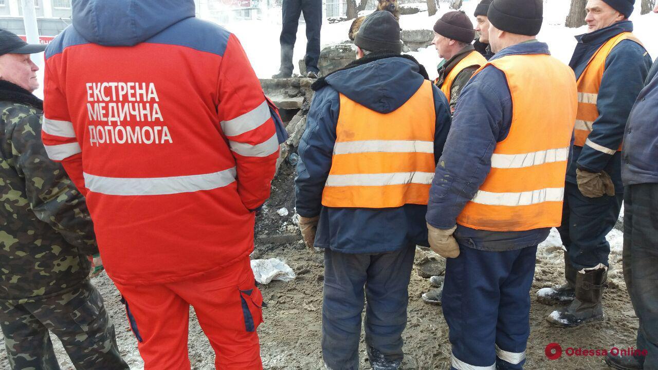 В Одессе проводили спасательную операцию — мужчина упал в шахту теплотрассы (фото)