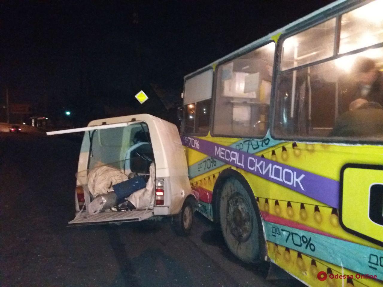 ЗАЗ vs троллейбус: в Одессе произошло ночное ДТП
