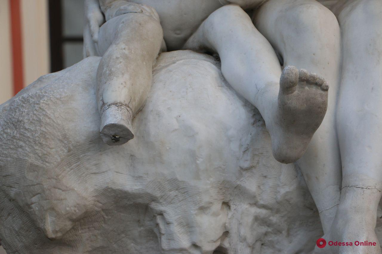 Одесса: вандалы повредили скульптуру-фонтан «Дети и лягушка»