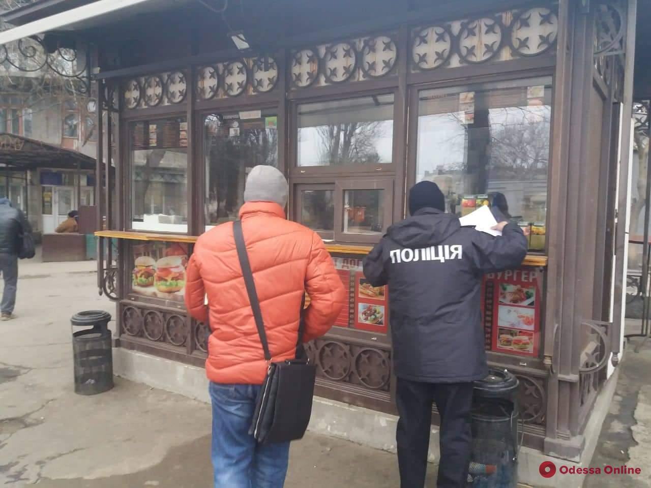 Антисанитария: в центре Одессы закрыли киоск с шаурмой