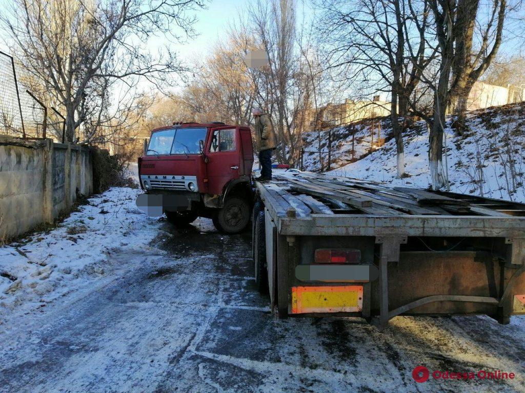 КамАЗ врезался в автомобиль патрульных в Одессе