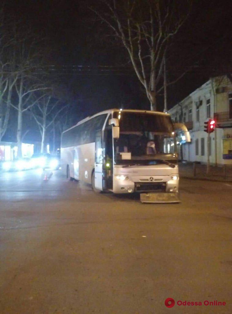 Легковушка столкнулась с автобусом в центре Одессы: пострадали дети