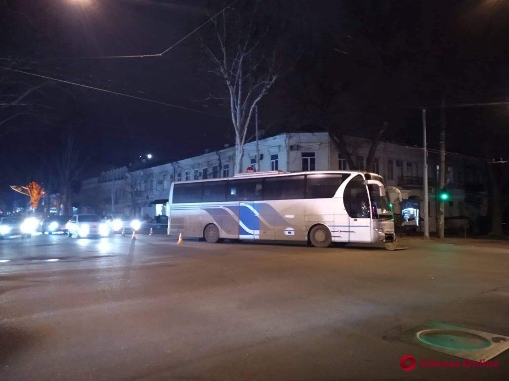 Легковушка столкнулась с автобусом в центре Одессы: пострадали дети