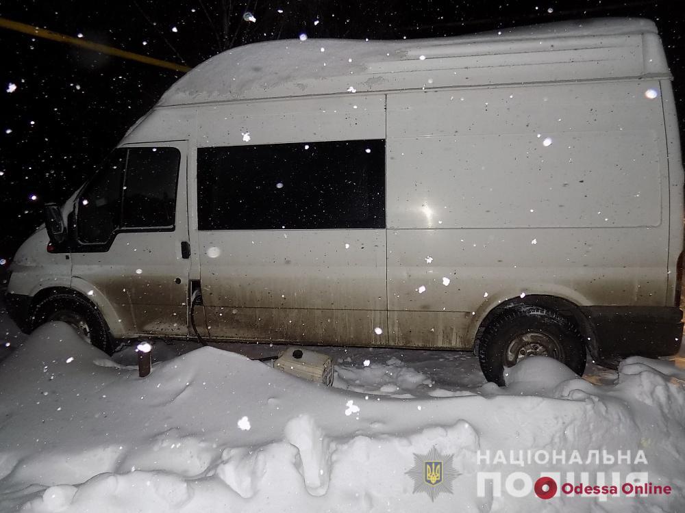 Одесская область: мужчина сливал топливо из машин своих соседей