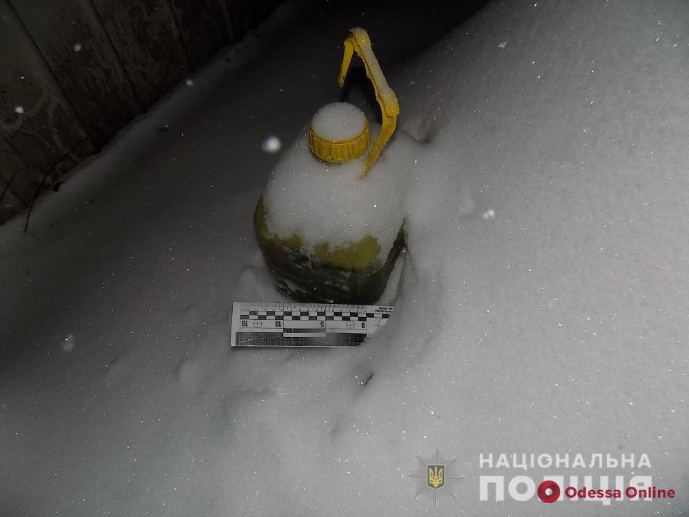 Одесская область: мужчина сливал топливо из машин своих соседей