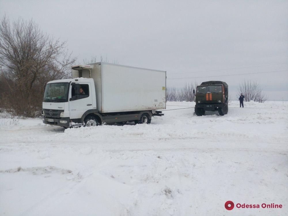 Одесская область: спасатели вытащили из снежного заноса пассажирский автобус и скорую помощь