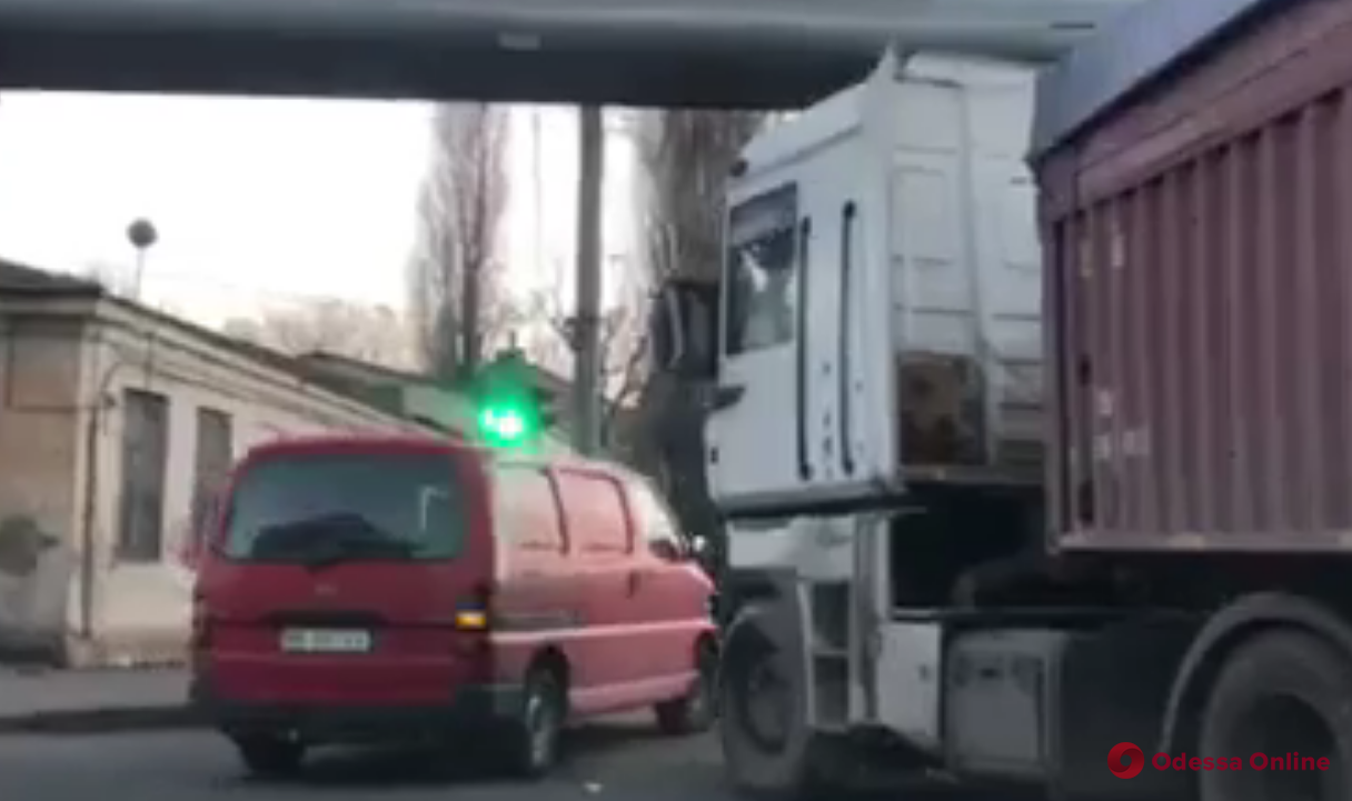 В Одессе столкнулись Nissan и фура (видео)