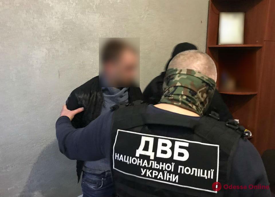 Житель Одесской области пытался за взятку вернуть изъятое при обыске авто