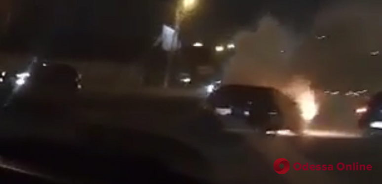 На Балковской горел автомобиль (видео)
