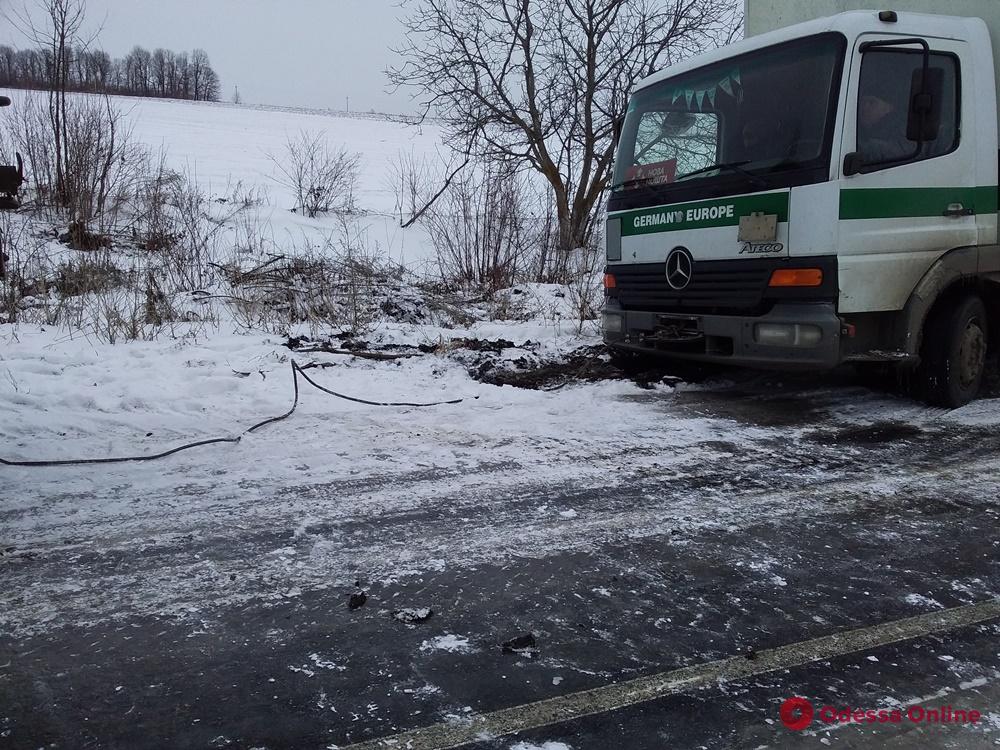 В Одесской области спасатели вытащили из кювета два грузовика