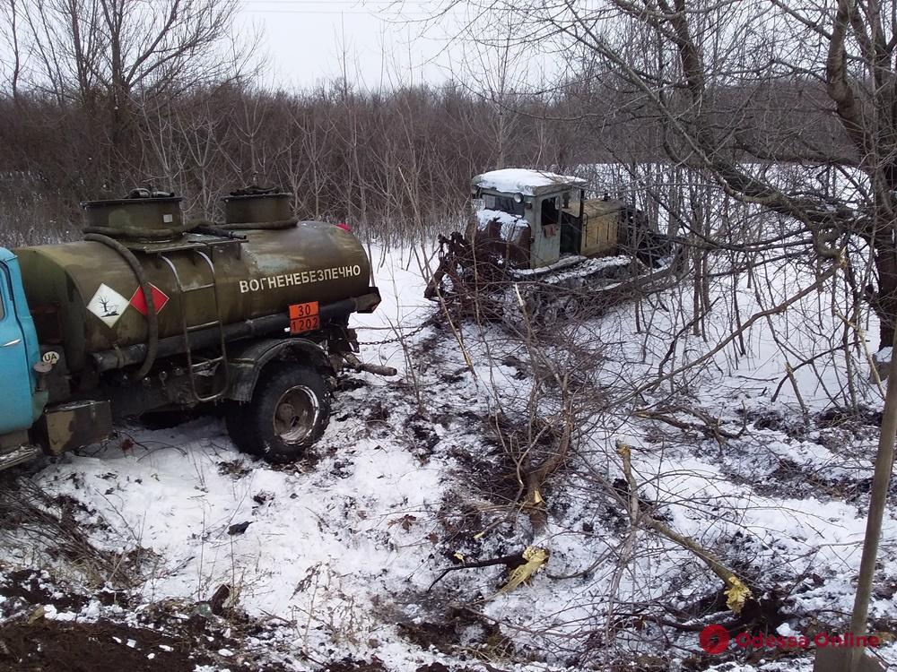 В Одесской области спасатели вытащили из кювета два грузовика