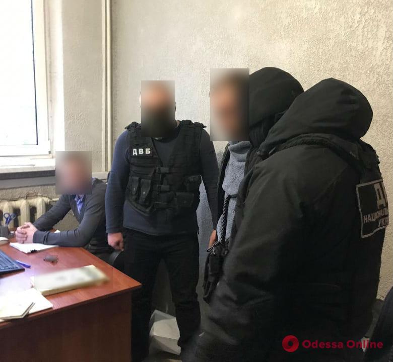Житель Одесской области пытался за взятку вернуть изъятое при обыске авто