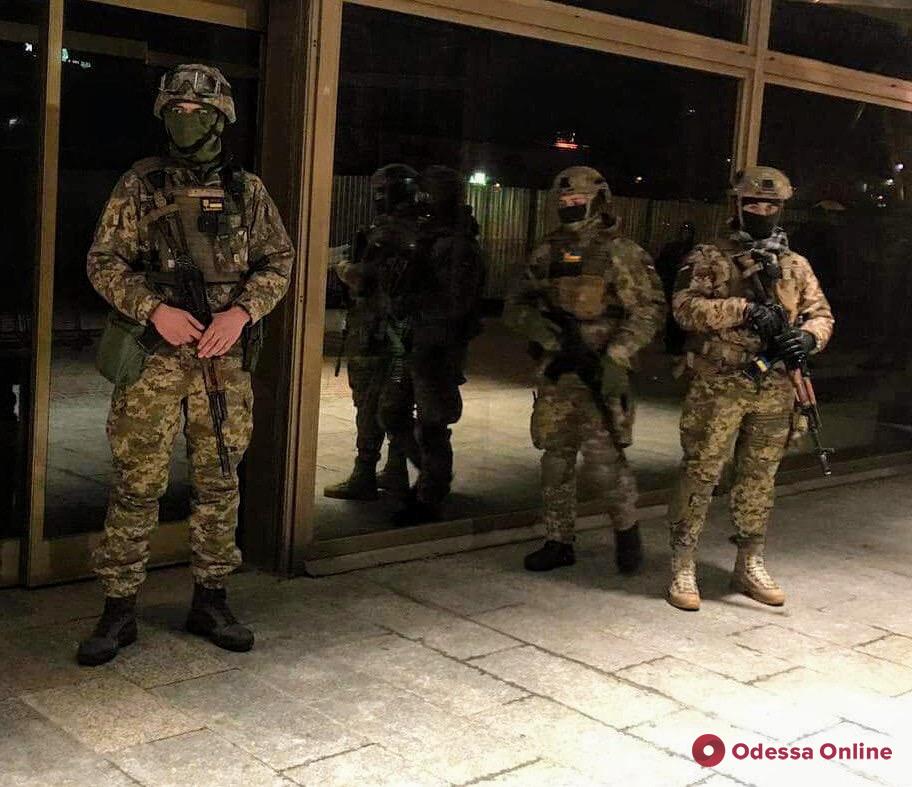 Спецназ задержал активистов возле эсминца США в Одессе