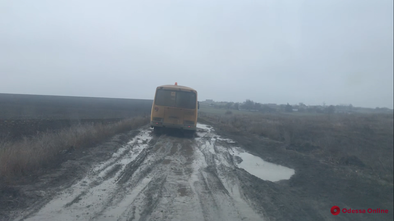 Из-за плохих дорог школьники из двух сел Одесской области регулярно пропускают занятия