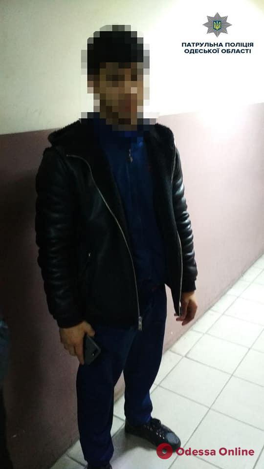 Избили и отобрали деньги: одесские патрульные оперативно поймали грабителей