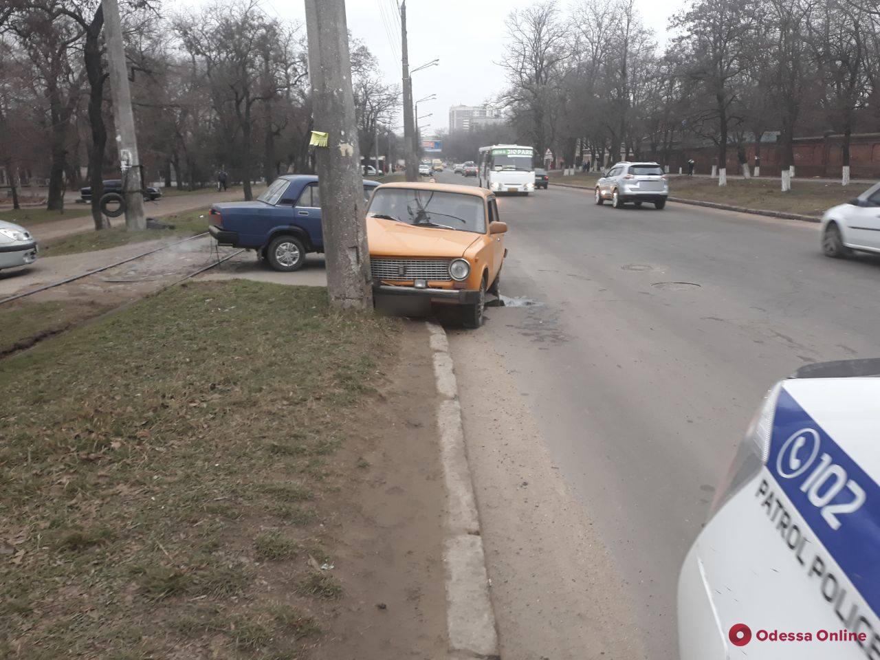 «Подрезали»: на Слободке «ВАЗ» врезался в столб — пострадала пассажирка