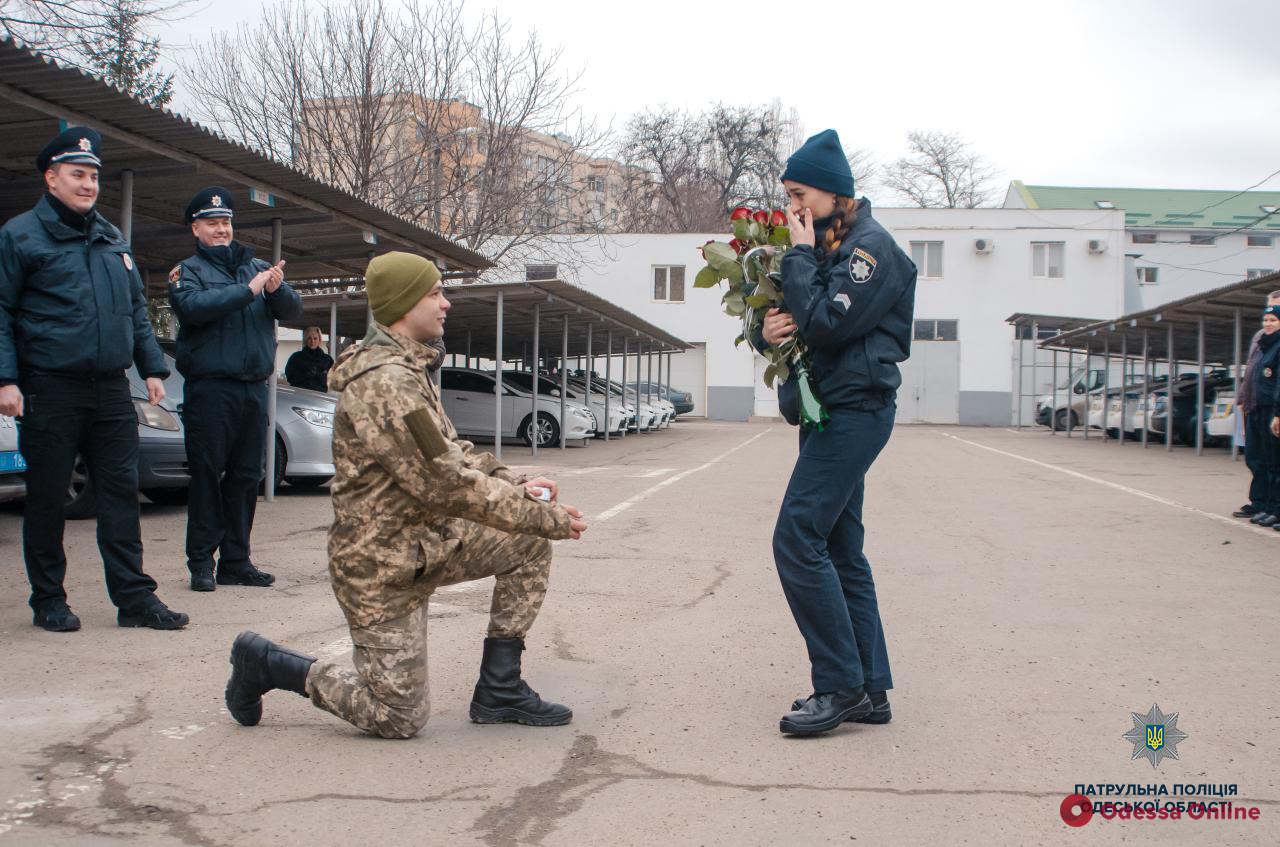 Одесса: военнослужащий позвал девушку-патрульную замуж прямо на плацу (видео)