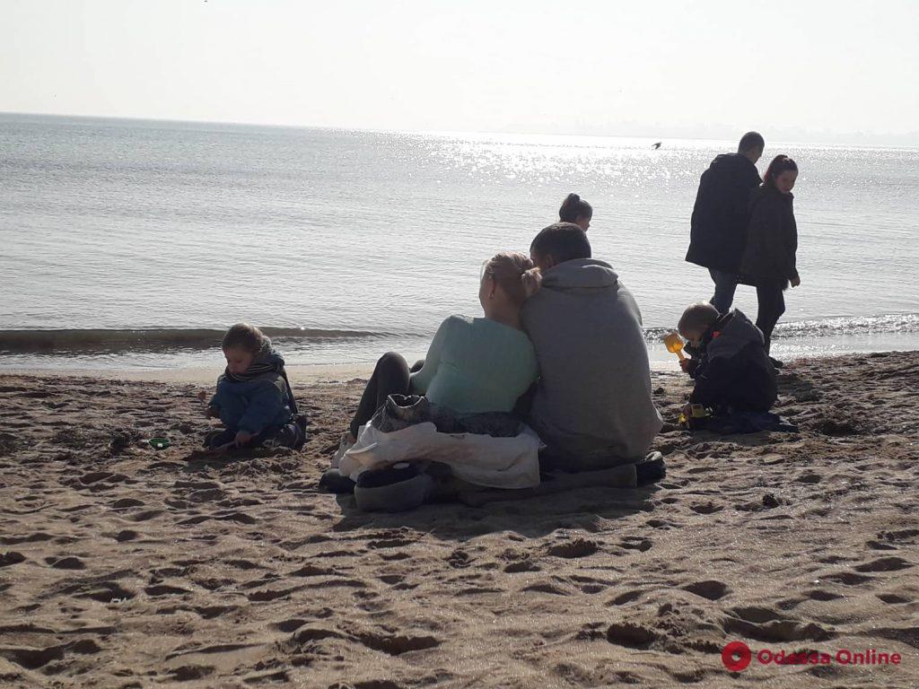 Почти лето: на одесском пляже сегодня загорают (фотофакт)