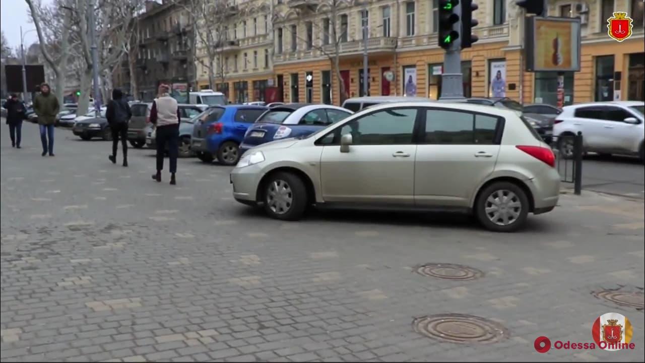 В центре Одессы автохамы паркуются на тротуаре возле школы (видео, обновлено)
