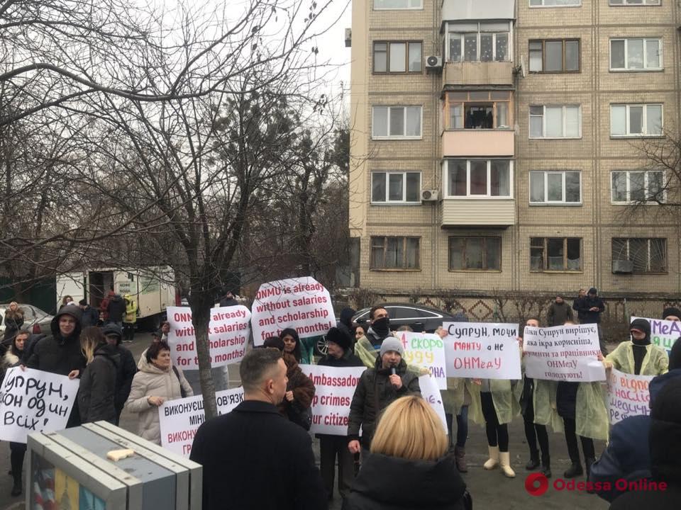 Второй месяц сотрудники и студенты Одесского медуниверситета не получают зарплаты и стипендии