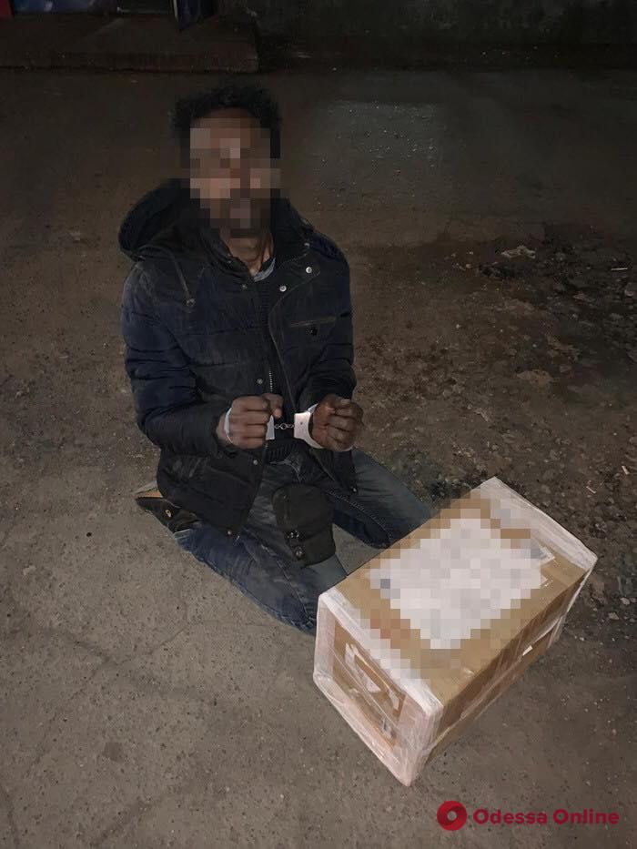 В Одессе поймали с поличным наркодельца из Африки
