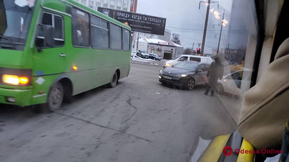 На Таирова столкнулись две легковушки