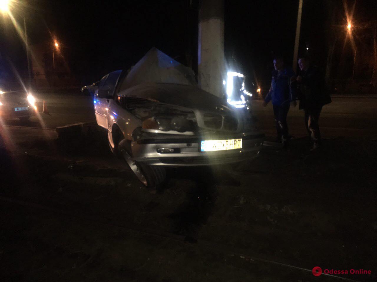 На Николаевской дороге BMW врезался в электроопору