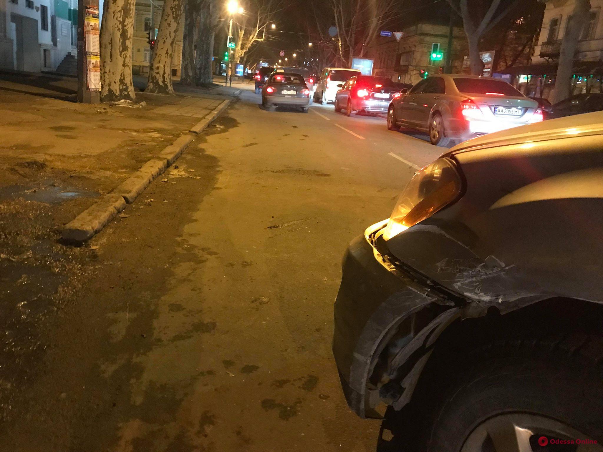 В центре Одессы столкнулись внедорожник и мотоцикл
