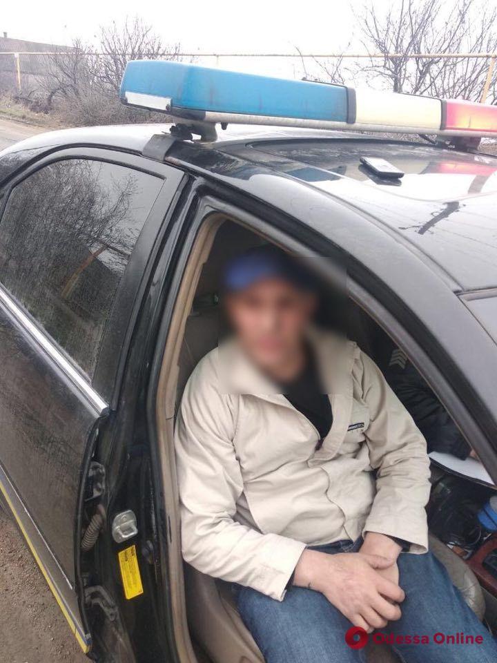 Спустили колесо и вытащили сумку: под Одессой поймали иностранных автоворов