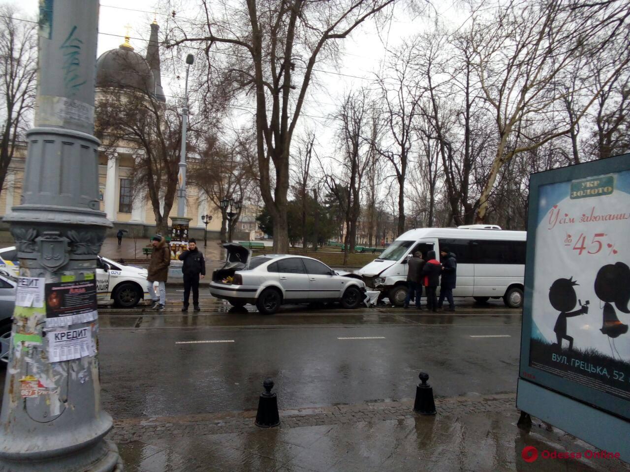 В центре Одессы «поцеловались» маршрутка и легковушка