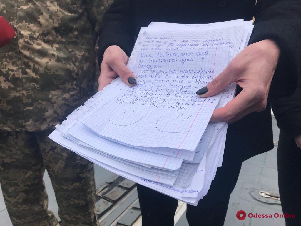 В Одессе Марине Порошенко передали письма для пленных военных моряков