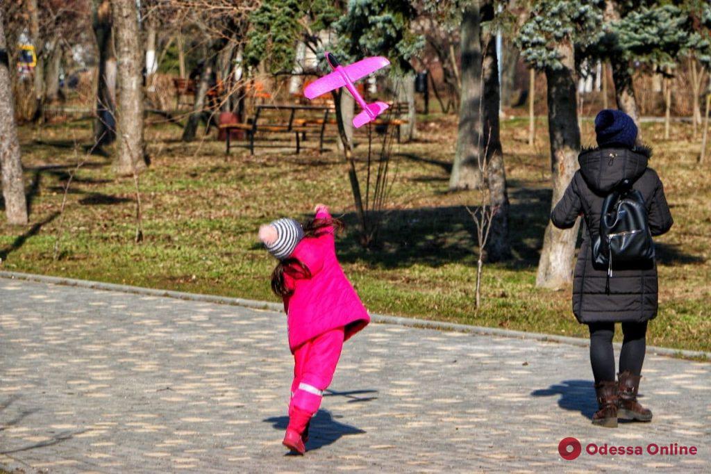 Солнечный парк Победы в последний день зимы (фоторепортаж)