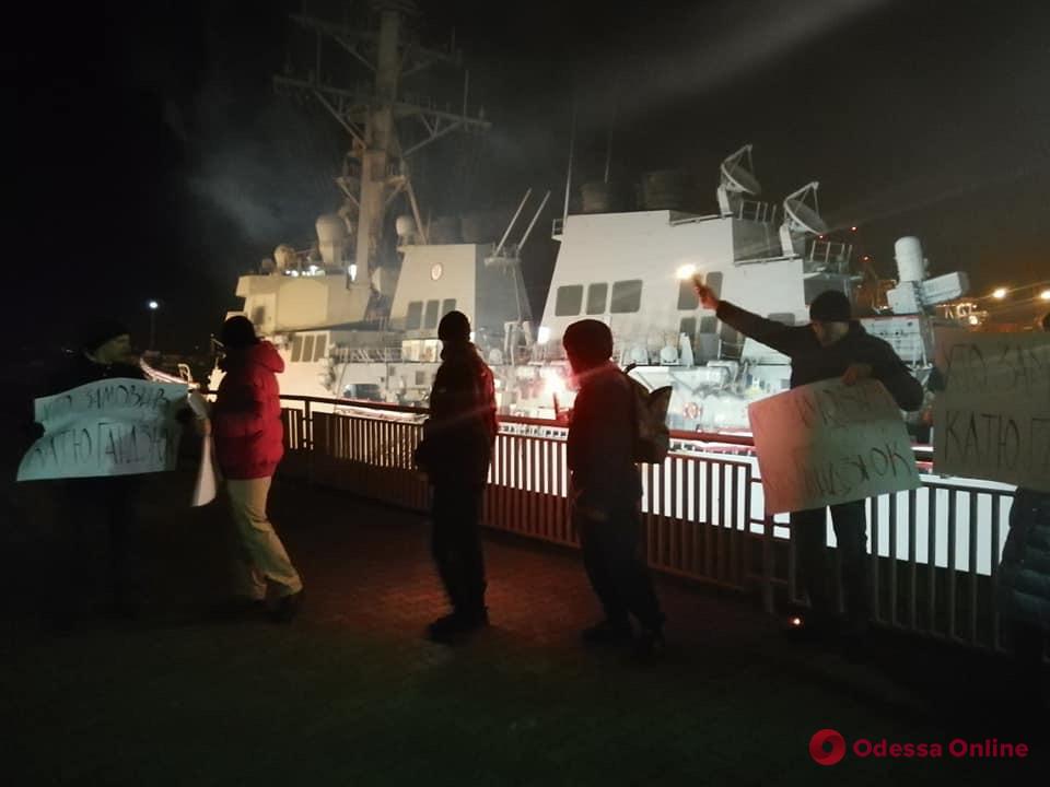 Спецназ задержал активистов возле эсминца США в Одессе