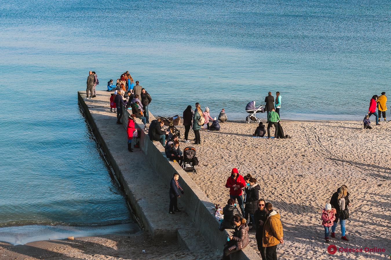 Теплый февраль: сотни одесситов отдыхают у моря (фоторепортаж)