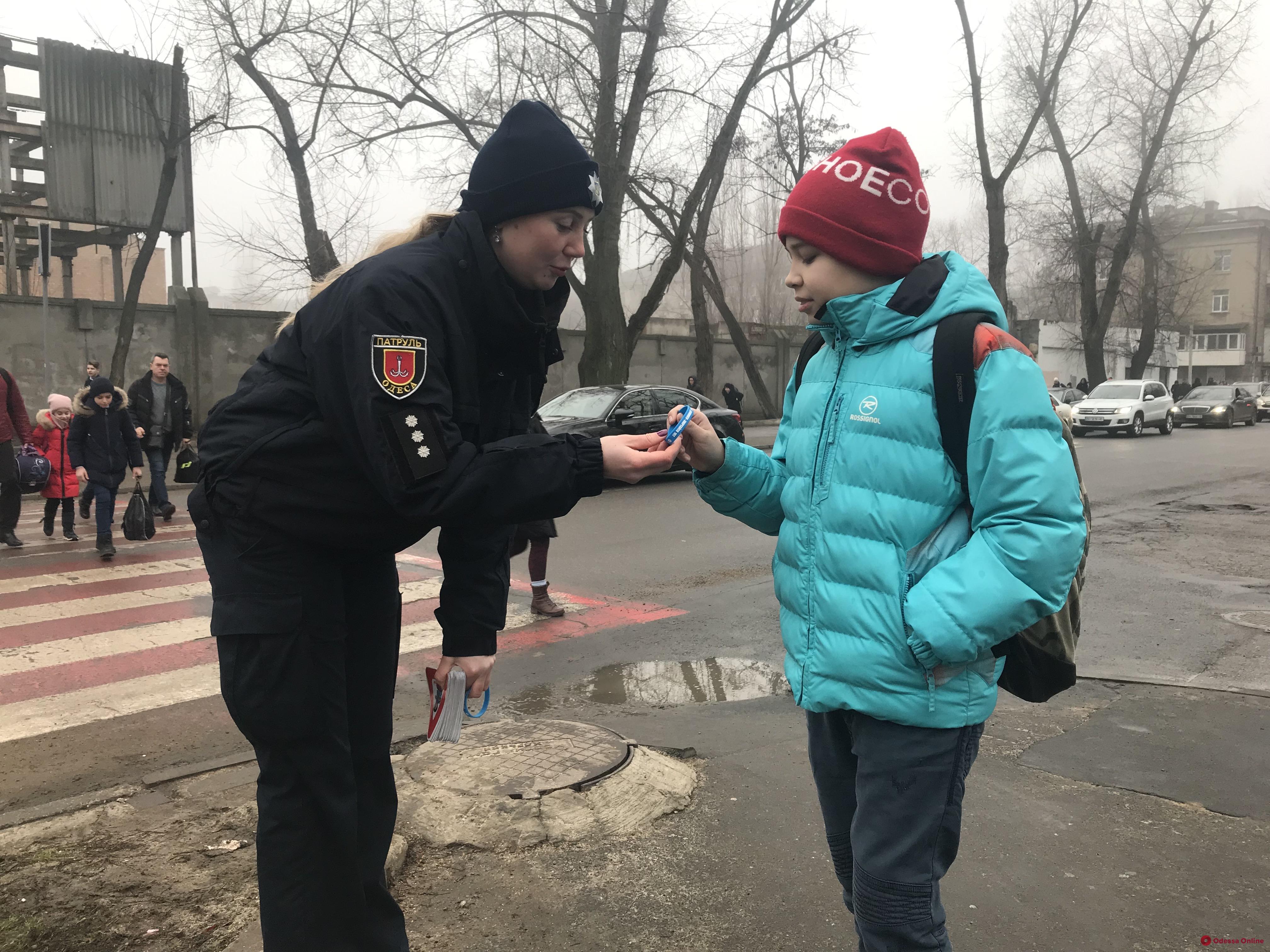 Одесские патрульные учили детей выбирать безопасный маршрут в школу