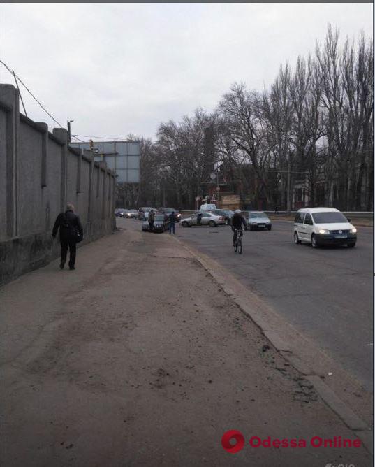 Одесса: на Люстдорфской дороге образовалась «глухая» пробка