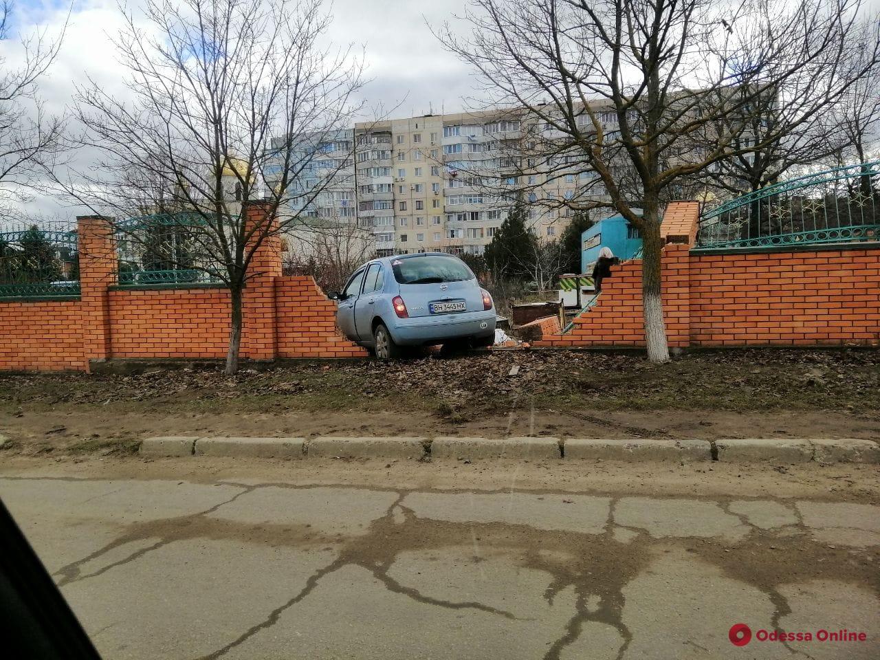 В Одесской области автоледи протаранила забор храма