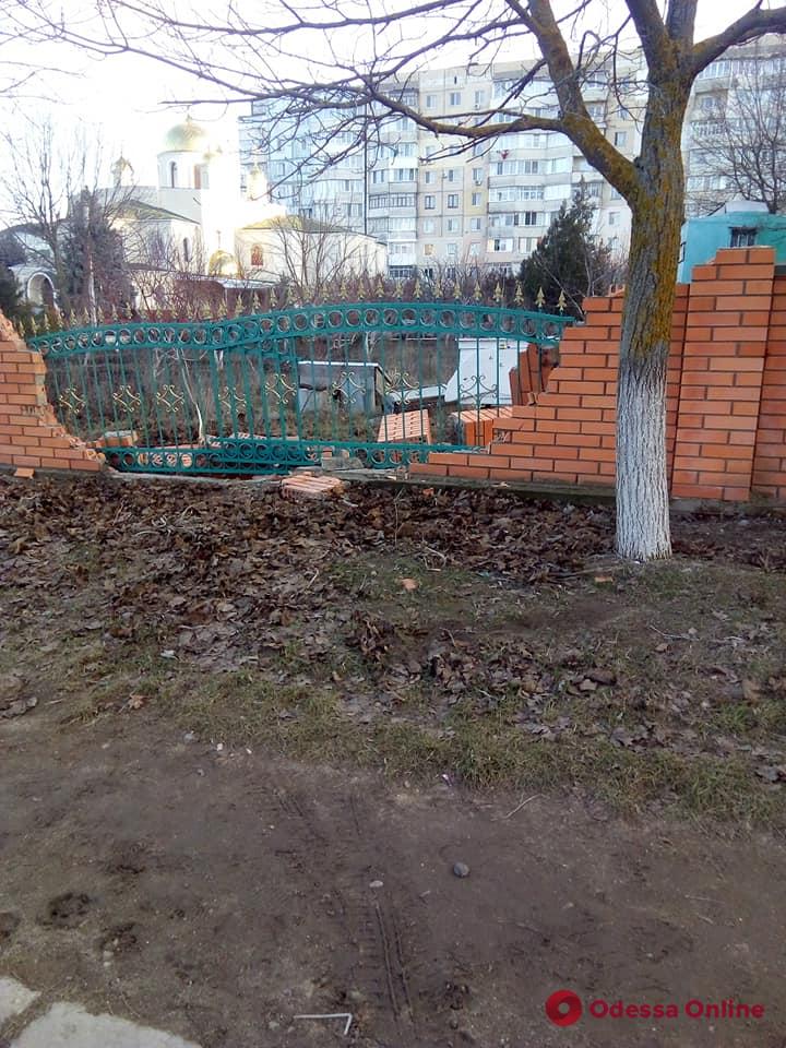 В Одесской области автоледи протаранила забор храма