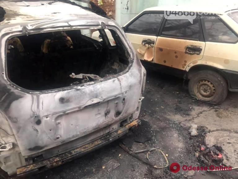 В Черноморске горели два автомобиля