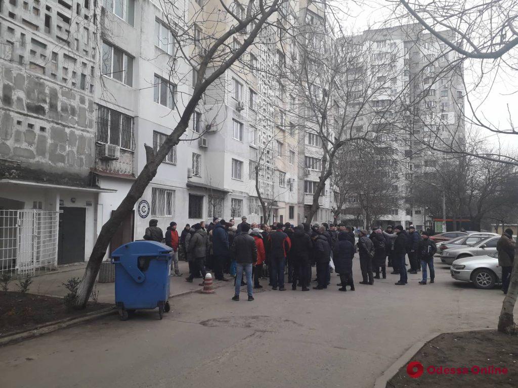 Жители одесской высотки протестуют против «наливайки» в их доме