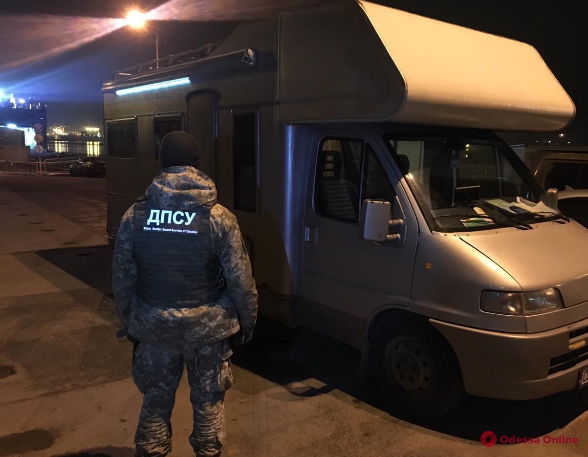 Одесская область: иностранец перевозил через границу холодное оружие