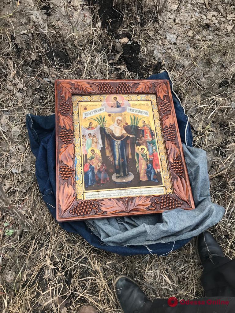 Одесская область: пограничники обнаружили в лесу украденные иконы