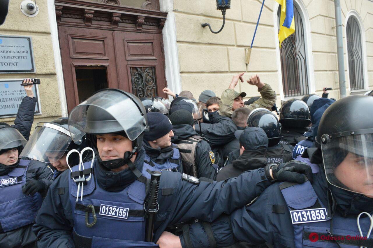 Активисты штурмуют ректорат Одесского медуниверситета (обновлено, видео)
