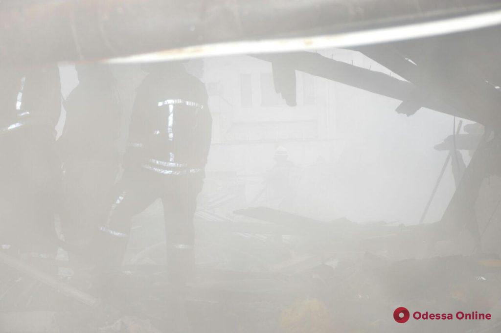 Во время пожара на Ришельевской пострадал спасатель