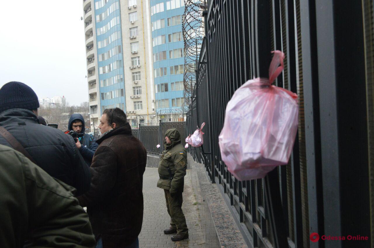 Одесские активисты «украсили» консульство РФ мусорными пакетами и презервативами