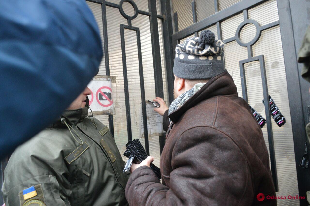 Одесские активисты «украсили» консульство РФ мусорными пакетами и презервативами