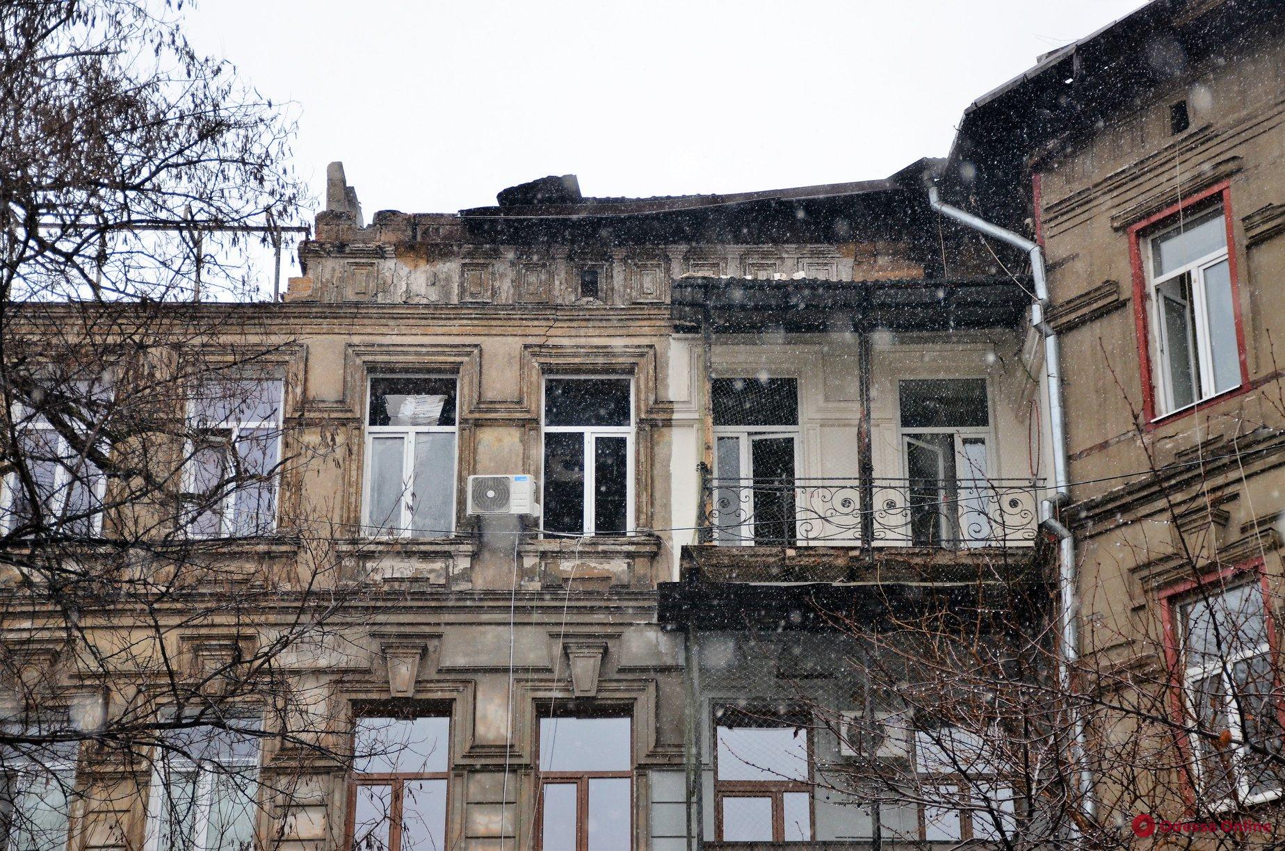 Жители дома на Ришельевской после пожара сидят без света, воды и тепла