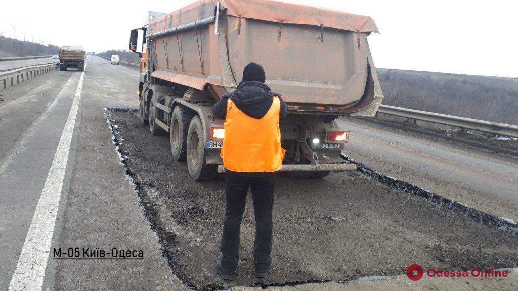 В Одесской области продолжается ямочный ремонт международных дорог